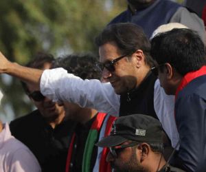 Pakistan’ın eski Başbakanı Khan hakkında iki tutuklama emri çıkarıldı