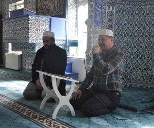 Ezan yarışmasında birinci olan imam güzel sesiyle mahalleliyi namaza teşvik ediyor