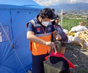 Bilecik’ten Hatay’a çocukları tıraş etmeye gittiler