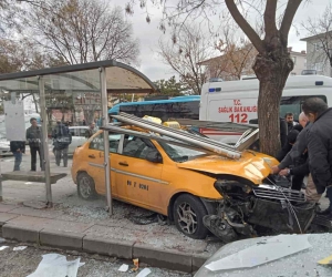 Taksi şoförü yayalara çarpmamak için durağa daldı: 1’i ağır 6 yaralı