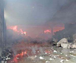 Deprem bölgesinde fabrika yangını