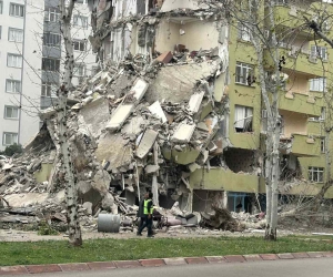 Ceyhan’da ağır hasarlı yapıların yıkımı başladı