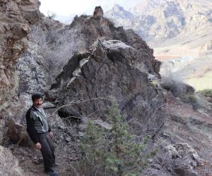 Omanağzı köyünde depremde kopan kaya korkutuyor