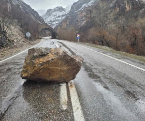 Tunceli’de sağanak nedeniyle menfezler taştı, yollara kaya parçaları düştü