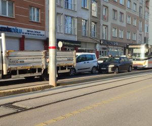 Tramvay yolunda meydana gelen trafik kazası şehir içi ulaşımda aksamaya neden oldu
