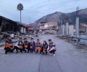Gönüllü olarak gittikleri deprem bölgesinde onlarca vatandaşı ücretsiz tıraş ettiler