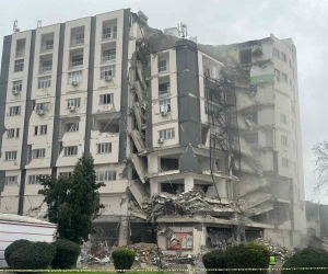 Adana Ceyhan’ın çarşı merkezdeki en büyük binası kontrollü olarak yıkıldı