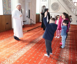 Çocuk sesleri camide yankılandı