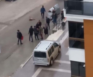 Sağanak yağış altında dakikalarca kavga ettiler