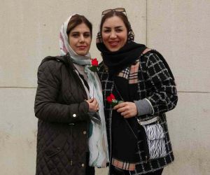 Nevruz tatili için gelen İranlı turistler Yüksekova’da güllerle karşılandı