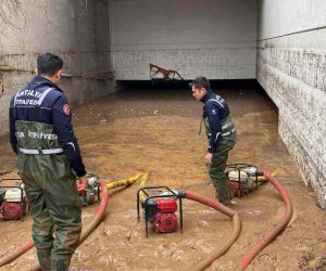 Antalya Büyükşehir Belediyesi Şanlıurfa’da su tahliye çalışmalarına destek veriyor