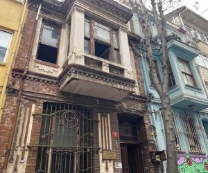 Gazeteci ve sanatçı Dr. İhsan Ünlüer’in Kadıköy’deki evi yandı