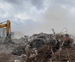 89 kişinin hayatını kaybettiği Diyar Galeria İş Merkezi bir dokunuşla yıkıldı