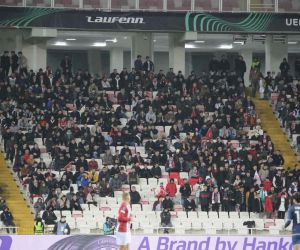 Depremzedeler Sivasspor-Fiorentina maçını ücretsiz izledi