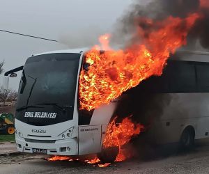 Aksaray’da 25 öğrencinin bulunduğu servis midibüsünde yangın