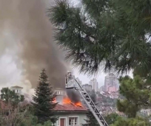 Tadilat halindeki villanın çatısı alev alev yandı