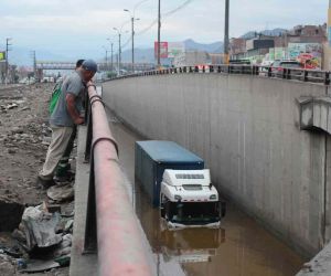 Peru’da taşan nehir evi yerle bir etti