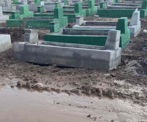 Diyarbakır’da yağmur sonrası depremzedelerin mezarları çöktü, obruklar oluştu