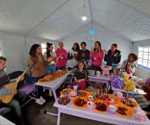 Denizlili öğretmenler, Emine ve Elisa için çadırda doğum günü kutlaması yaptı