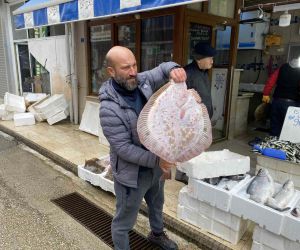 Karadeniz’de avlanan 8 kiloluk kalkan balığı 5 bin liraya satıldı