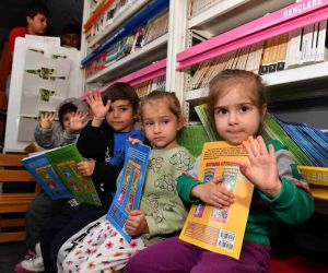 Mersin’de depremzede çocuklara kitap hediye edildi