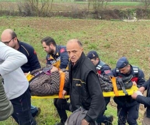 Sakarya’da korkutan kaza: Kanala uçan araç suya gömüldü