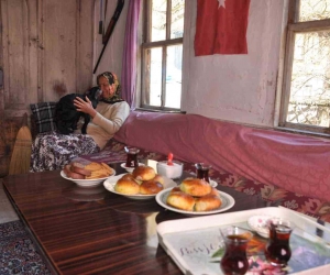 Yeni doğan kuzu ve oğlak üşümesin diye evlerinde bakıyorlar