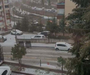 Ankara’da sağanak yağış ve dolu sonrası sokaklar dereye döndü