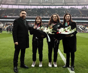 Nesrin Baş ve Ebru Dağbaşı’na, İstanbulspor maçı öncesinde çiçek takdim edildi