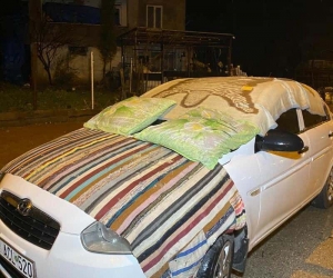 Dolu yağışına karşı araçlara battaniye ve yorganlı önlem