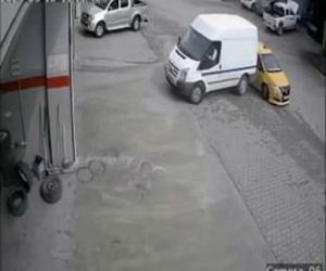 Siirt’te minibüs ile otomobilin çarpıştığı kaza güvenlik kamerasına yansıdı