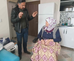 Engelli depremzedeye akülü sandalye desteği