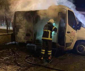 Kütahya’da park halindeki minibüs yandı
