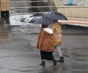 Diyarbakır’da sabah saatlerinde kısa süreli yağış etkisini gösterdi