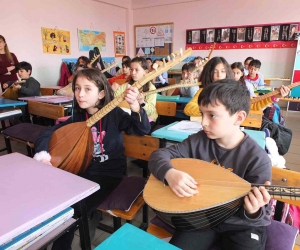 Balıkesir’de öğrenciler sınıfça bağlama öğreniyor