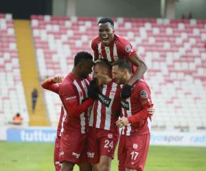 Spor Toto Süper Lig: D.G. Sivasspor: 1 - MKE Ankaragücü: 0 (İlk yarı)
