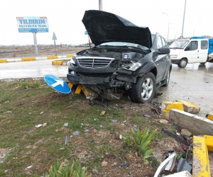 Kavşakta yaşanan kazada ikisi bebek 5 kişi yaralandı