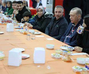 Cumhurbaşkanı Erdoğan, Balıkesir’de depremzedelerle beraber yemek yedi