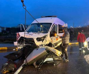Deprem bölgesine giden AFAD aracı kaza yaptı: 1 ölü, 9 yaralı