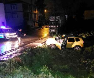 Duraktaki taksiyi çalan şahıs kovalamacada 3 polis aracına çarpıp bahçeye uçtu: 1’i polis 2 yaralı