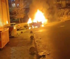 Arnavutköy’de park halindeki otomobil alev topuna döndü