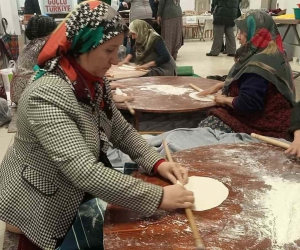 Kadın başkan depremzedeler için gözleme yaptı