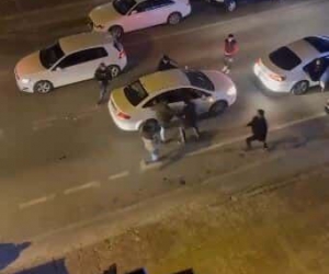 Antalya’da trafikte yumruk ve tekmeler havada uçuştu