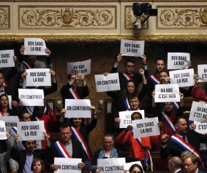 Fransa’da Macron hükümeti gensoru önergesinde kıl payı kurtuldu