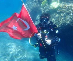 Eskişehirli dalgıçlar 30 metre su altında Çanakkale Zaferi’ni kutladılar