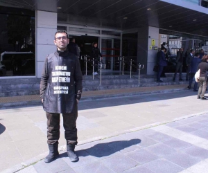 Karşıyaka Belediyesi önünde tek kişilik işçi eylemi