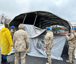 Van jandarmasının deprem bölgesindeki çalışması devam ediyor