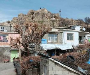 Dicle’de deprem sonrası tehlike oluşturan kaya parçası kırıldı