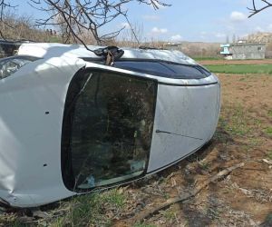Mardin’de sürücüsünün direksiyon hakimiyetini kaybettiği araç uçurumdan yuvarlandı