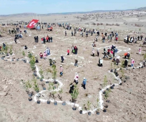 Fidanlar depremde hayatını kaybedenler anısına toprakla buluştu